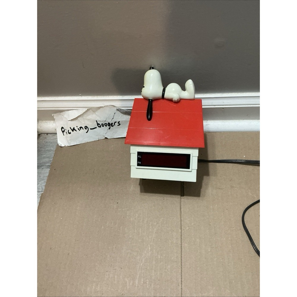 VINTAGE PEANUTS SNOOPY DIGITAL LED ELECTRONIC ALARM CLOCK DOG HOUSE 1966 Works
